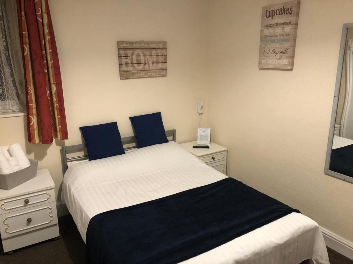 Victoria House - Self Catering Quiet Guesthouse - Adult Singles And Couples Only Blackpool Eksteriør bilde