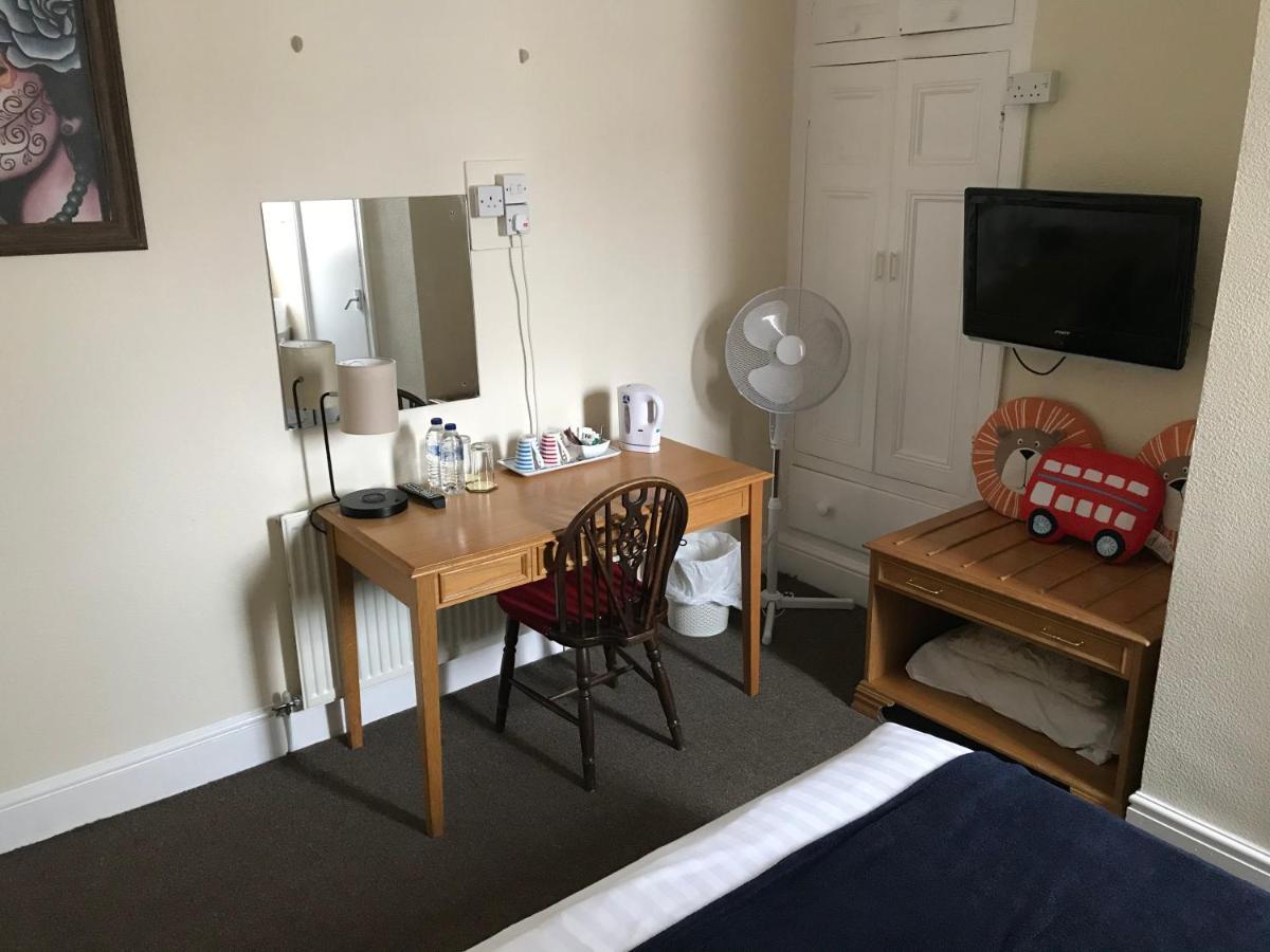 Victoria House - Self Catering Quiet Guesthouse - Adult Singles And Couples Only Blackpool Eksteriør bilde