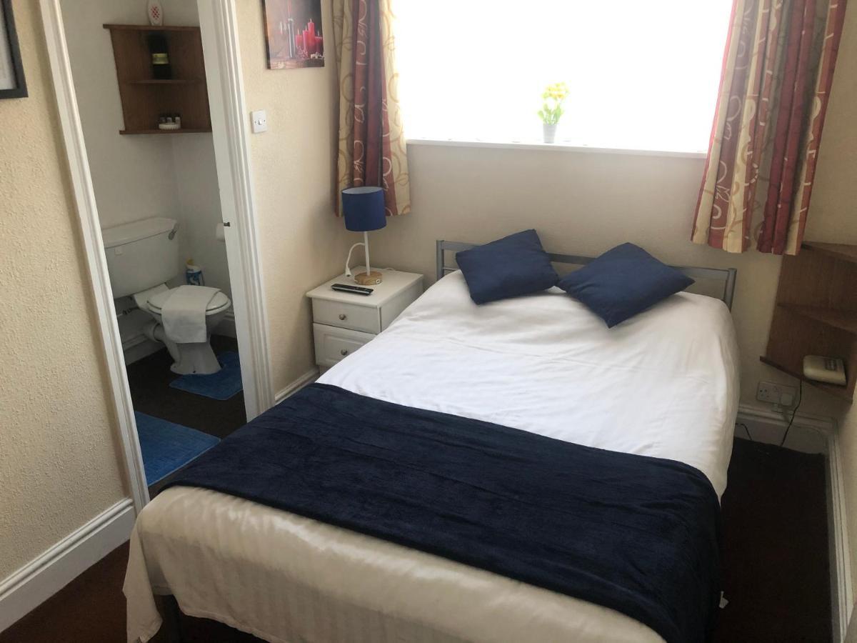 Victoria House - Self Catering Quiet Guesthouse - Adult Singles And Couples Only Blackpool Eksteriør bilde