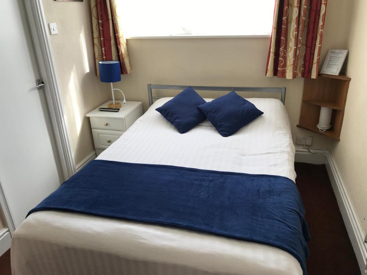 Victoria House - Self Catering Quiet Guesthouse - Adult Singles And Couples Only Blackpool Eksteriør bilde