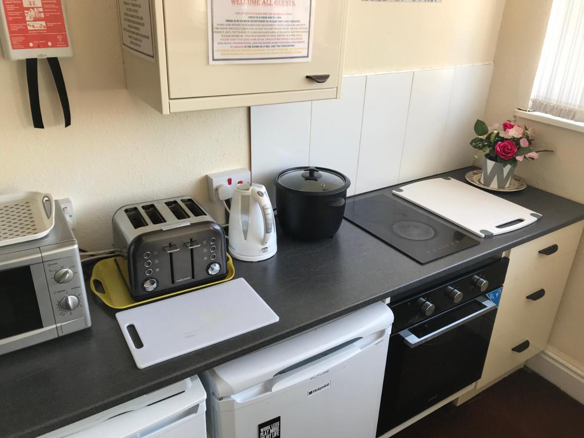 Victoria House - Self Catering Quiet Guesthouse - Adult Singles And Couples Only Blackpool Eksteriør bilde