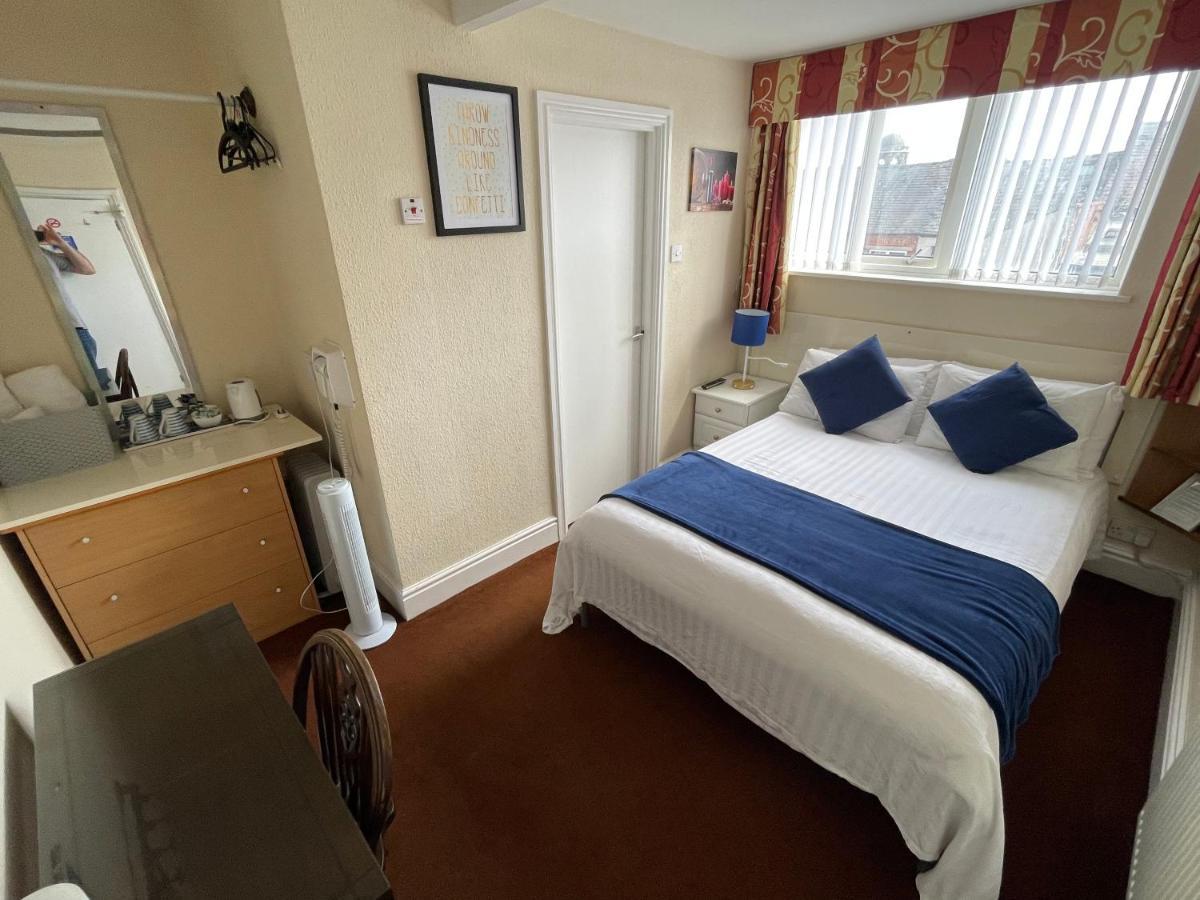 Victoria House - Self Catering Quiet Guesthouse - Adult Singles And Couples Only Blackpool Eksteriør bilde