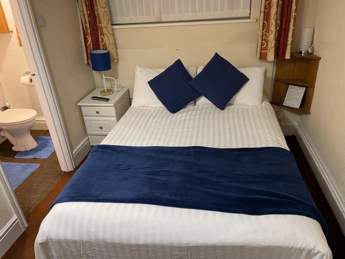 Victoria House - Self Catering Quiet Guesthouse - Adult Singles And Couples Only Blackpool Eksteriør bilde