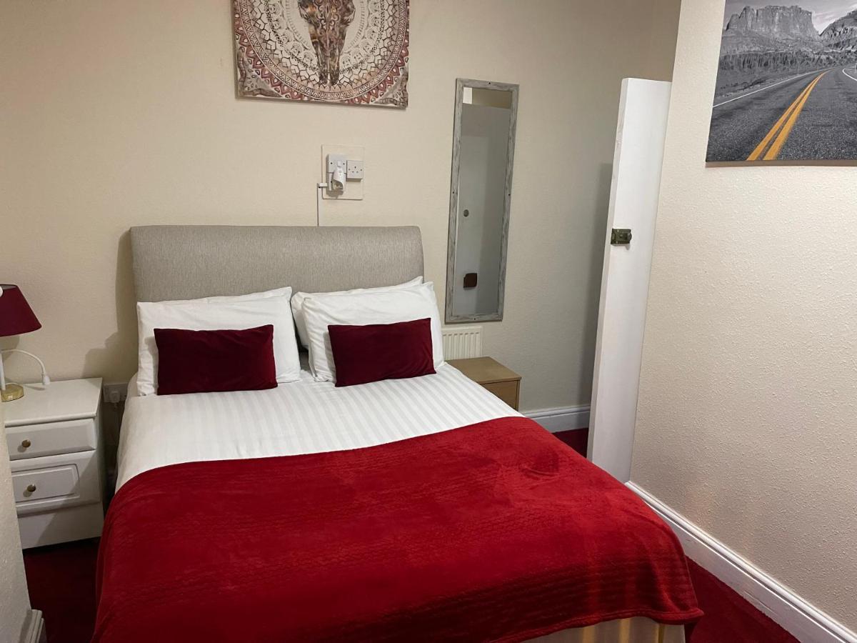 Victoria House - Self Catering Quiet Guesthouse - Adult Singles And Couples Only Blackpool Eksteriør bilde