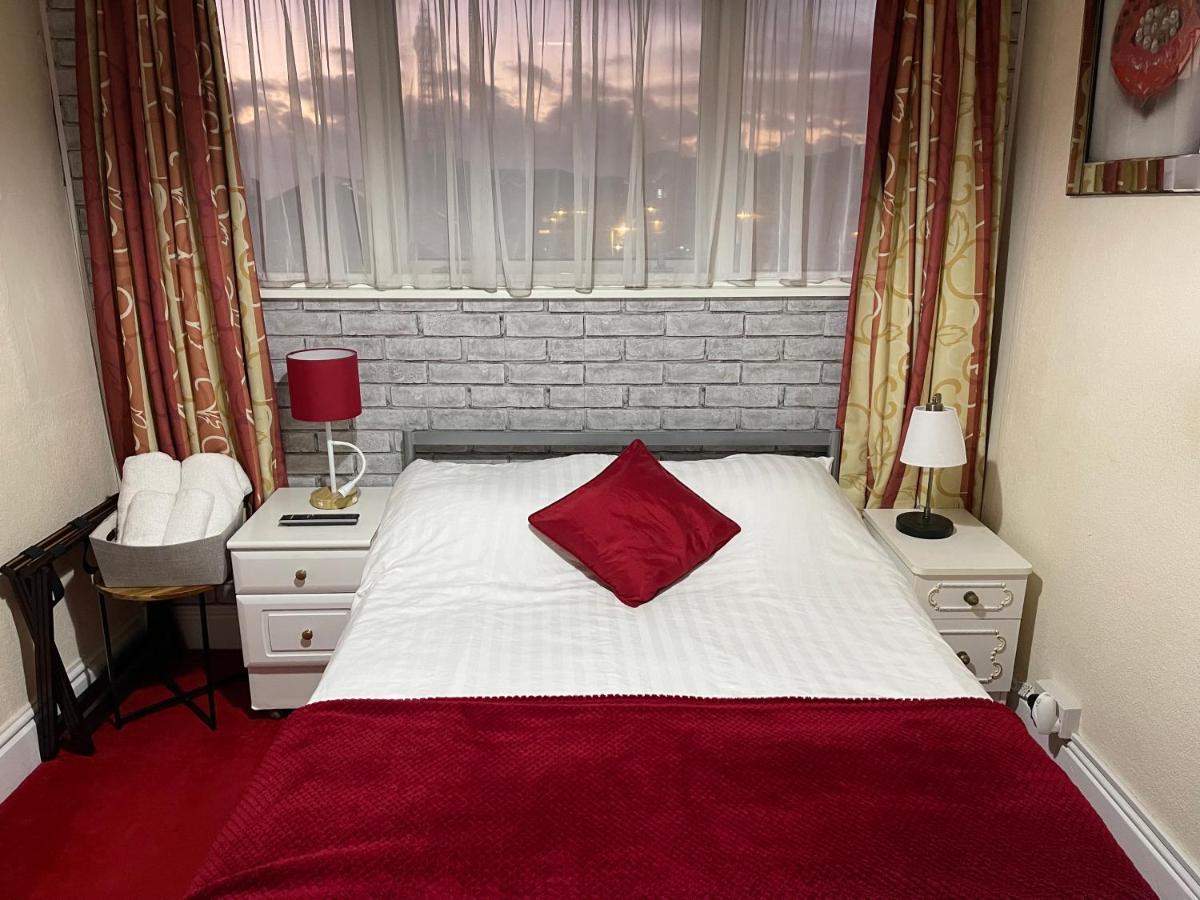 Victoria House - Self Catering Quiet Guesthouse - Adult Singles And Couples Only Blackpool Eksteriør bilde