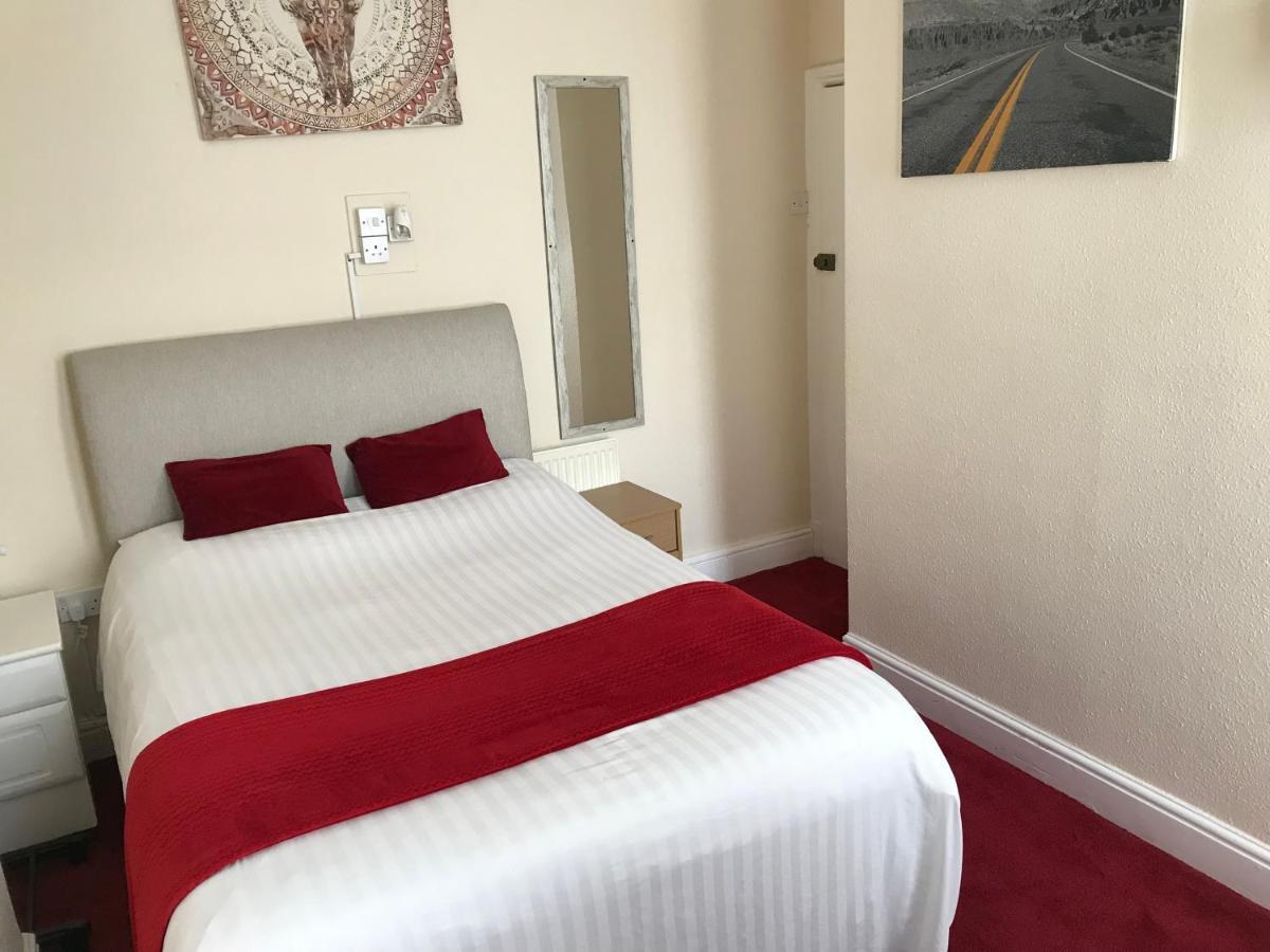 Victoria House - Self Catering Quiet Guesthouse - Adult Singles And Couples Only Blackpool Eksteriør bilde