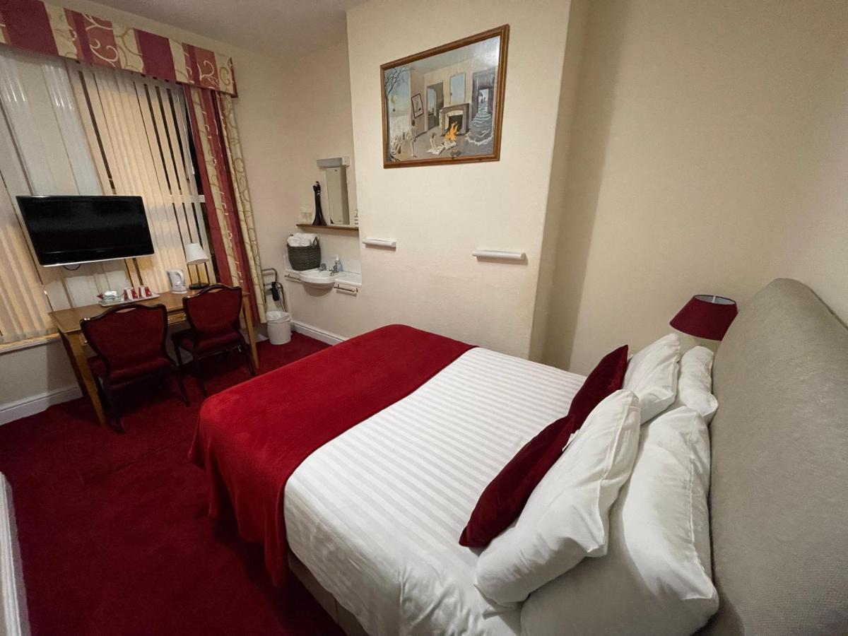 Victoria House - Self Catering Quiet Guesthouse - Adult Singles And Couples Only Blackpool Eksteriør bilde