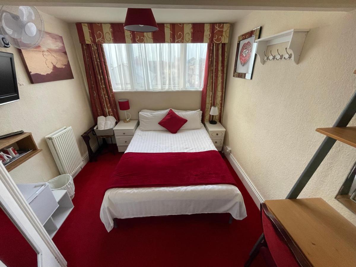 Victoria House - Self Catering Quiet Guesthouse - Adult Singles And Couples Only Blackpool Eksteriør bilde