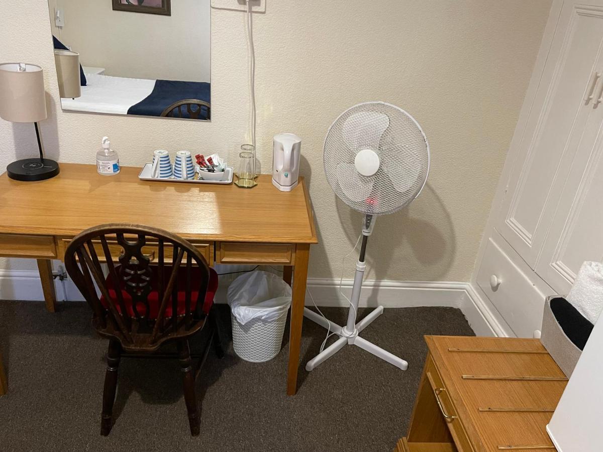Victoria House - Self Catering Quiet Guesthouse - Adult Singles And Couples Only Blackpool Eksteriør bilde