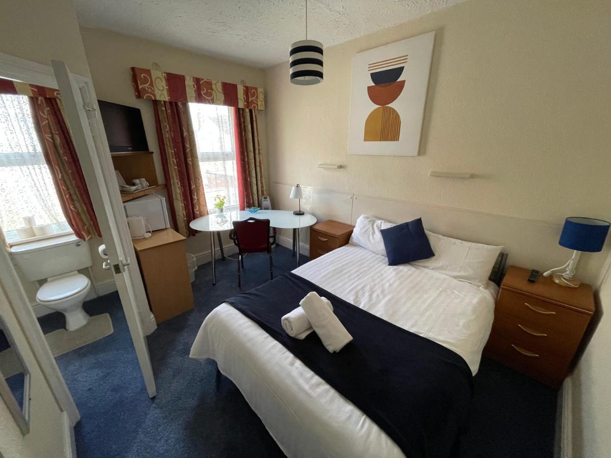 Victoria House - Self Catering Quiet Guesthouse - Adult Singles And Couples Only Blackpool Eksteriør bilde