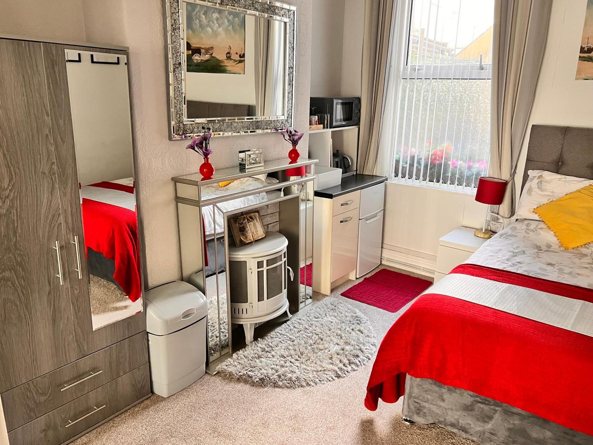Victoria House - Self Catering Quiet Guesthouse - Adult Singles And Couples Only Blackpool Eksteriør bilde