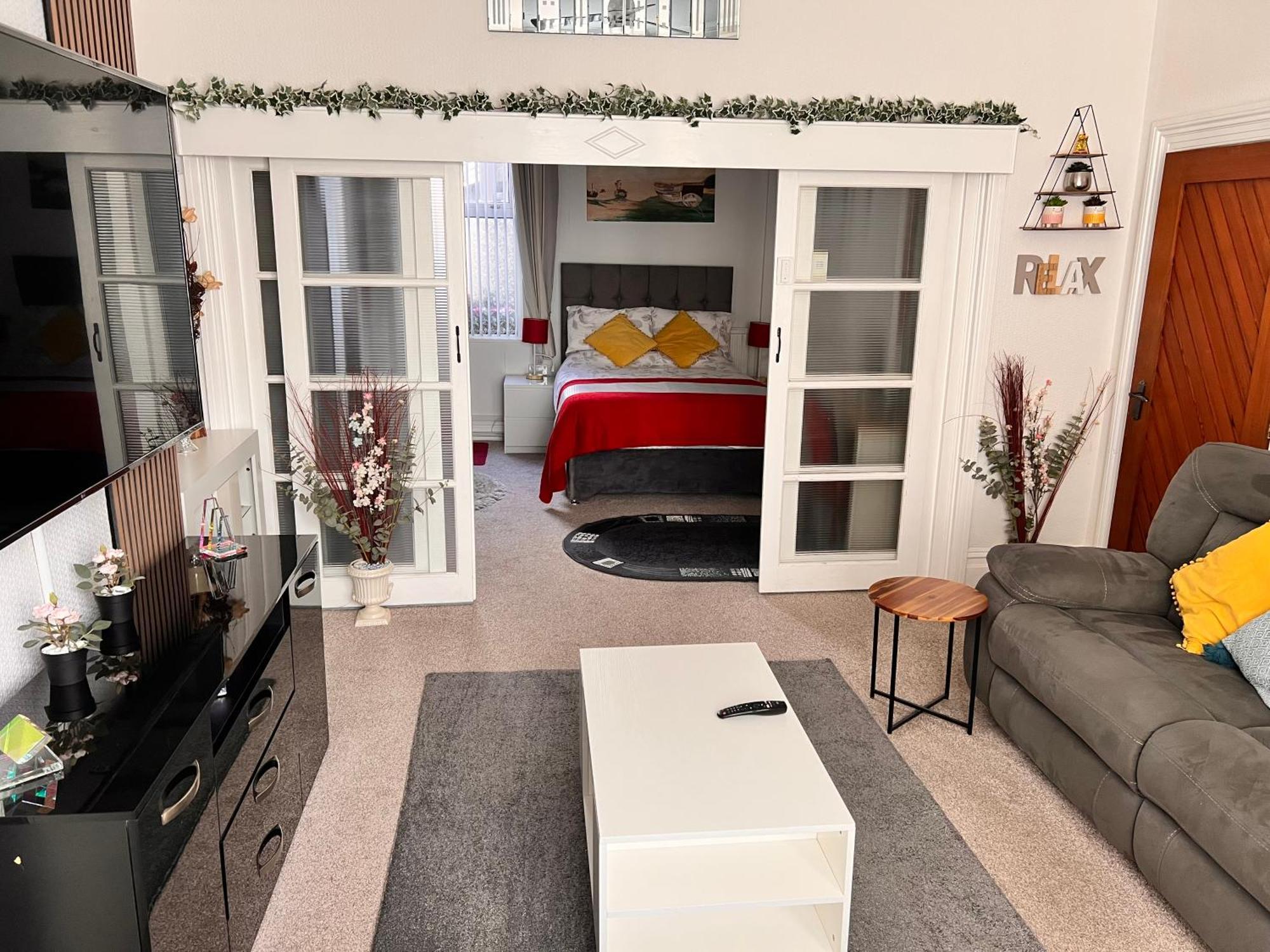 Victoria House - Self Catering Quiet Guesthouse - Adult Singles And Couples Only Blackpool Eksteriør bilde