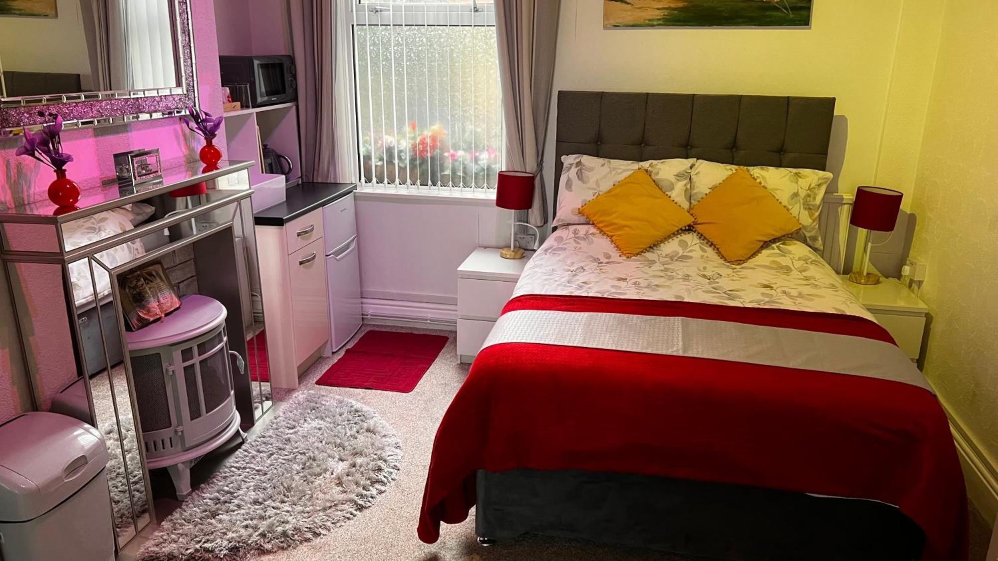 Victoria House - Self Catering Quiet Guesthouse - Adult Singles And Couples Only Blackpool Eksteriør bilde