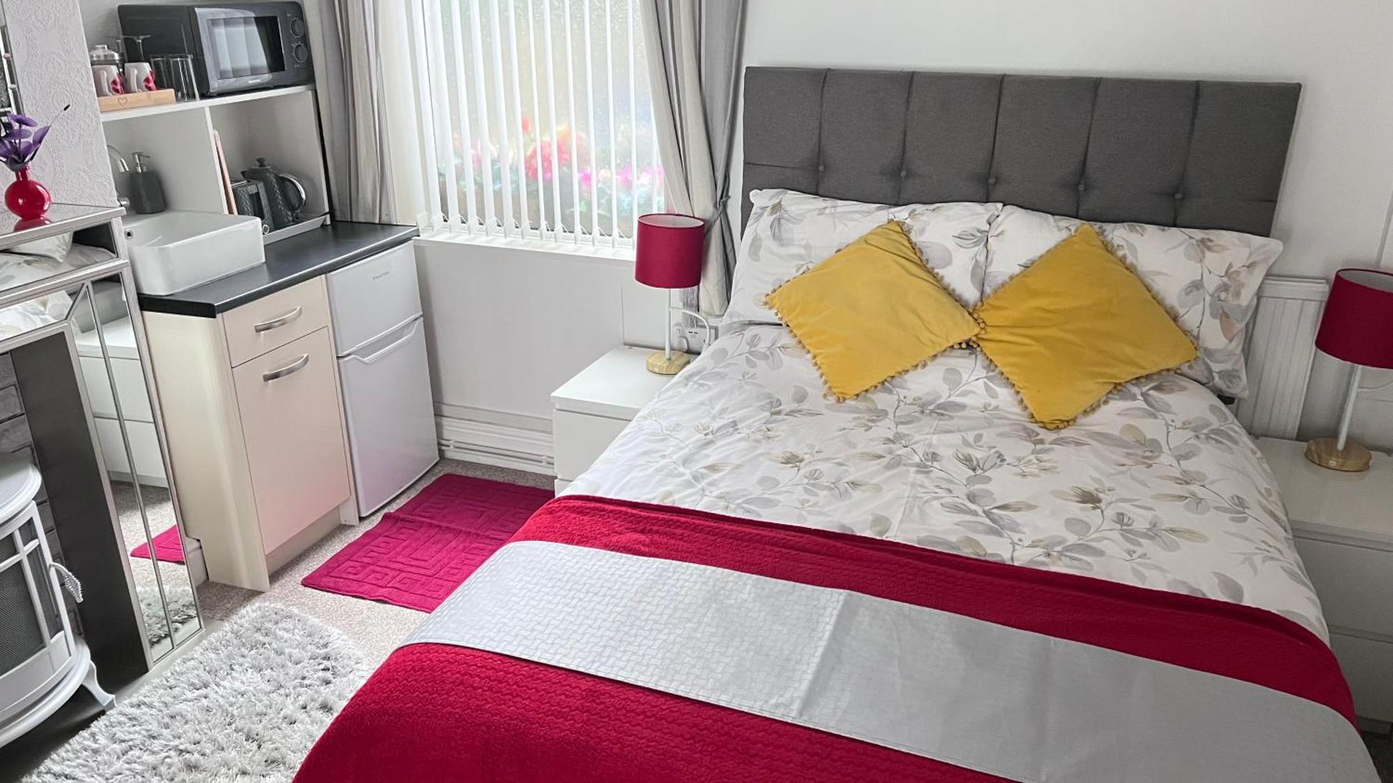 Victoria House - Self Catering Quiet Guesthouse - Adult Singles And Couples Only Blackpool Eksteriør bilde