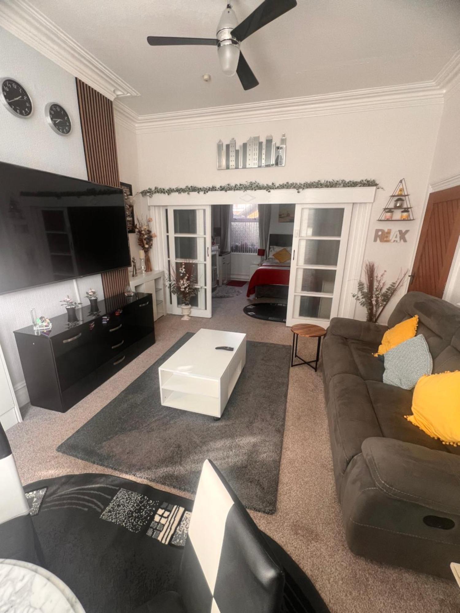 Victoria House - Self Catering Quiet Guesthouse - Adult Singles And Couples Only Blackpool Eksteriør bilde