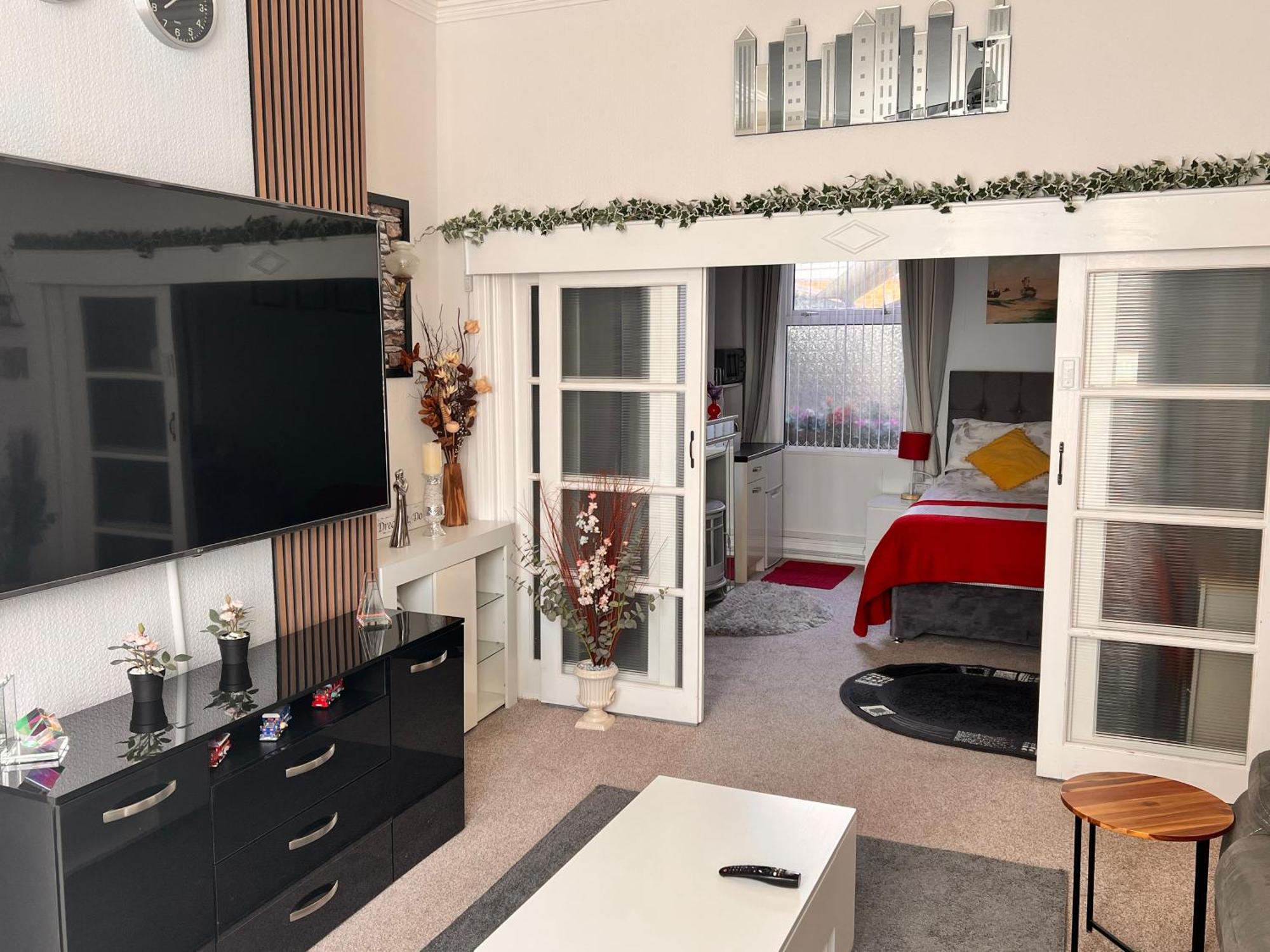 Victoria House - Self Catering Quiet Guesthouse - Adult Singles And Couples Only Blackpool Eksteriør bilde