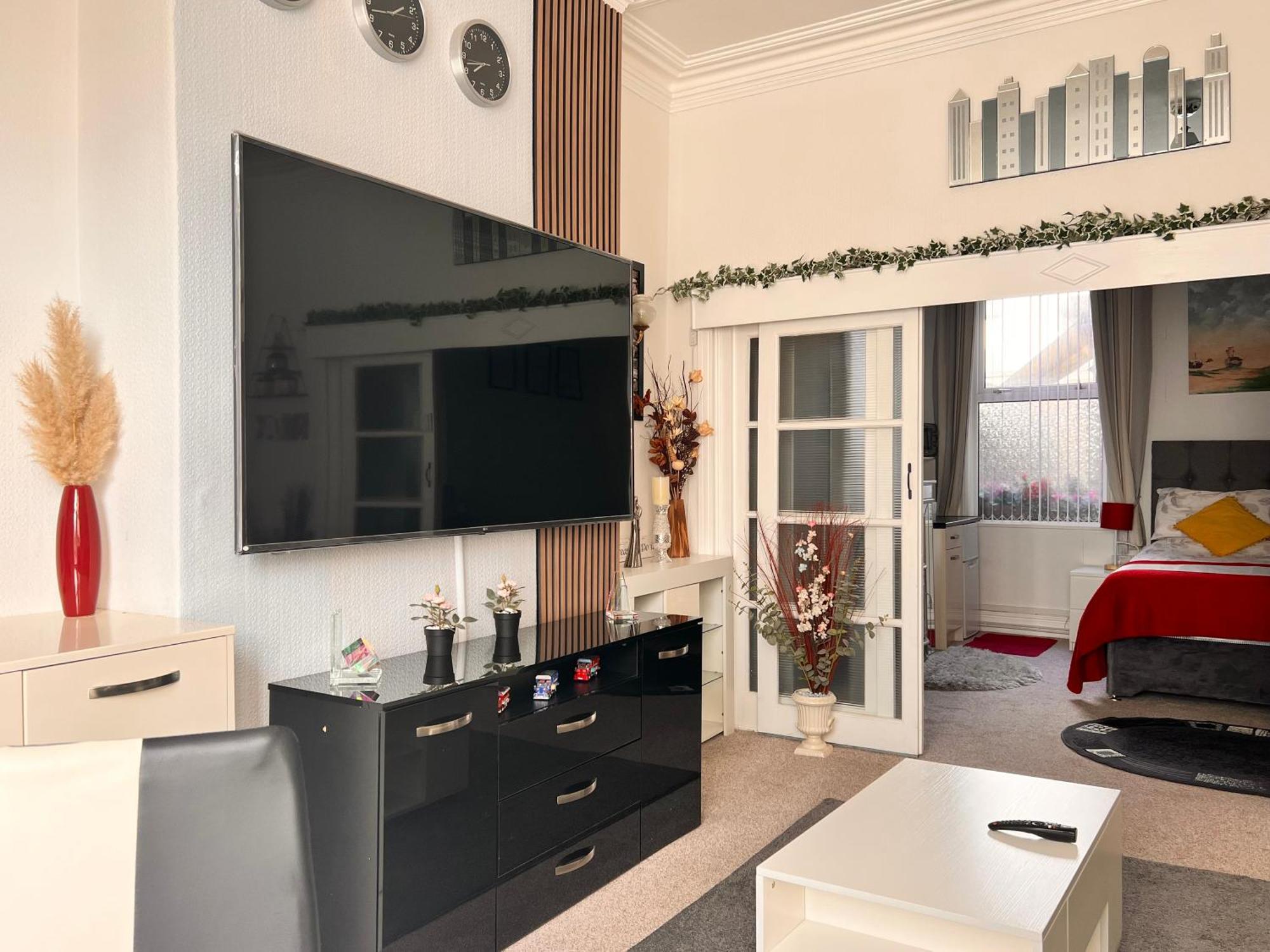Victoria House - Self Catering Quiet Guesthouse - Adult Singles And Couples Only Blackpool Eksteriør bilde