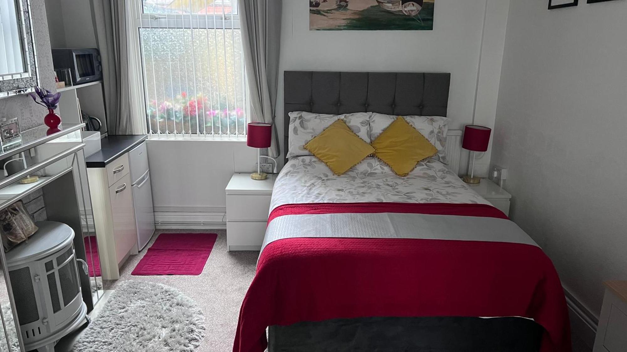 Victoria House - Self Catering Quiet Guesthouse - Adult Singles And Couples Only Blackpool Eksteriør bilde
