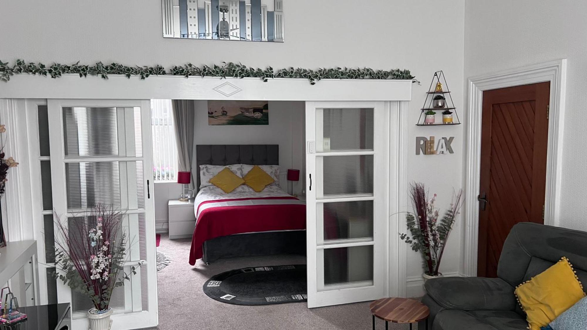 Victoria House - Self Catering Quiet Guesthouse - Adult Singles And Couples Only Blackpool Eksteriør bilde