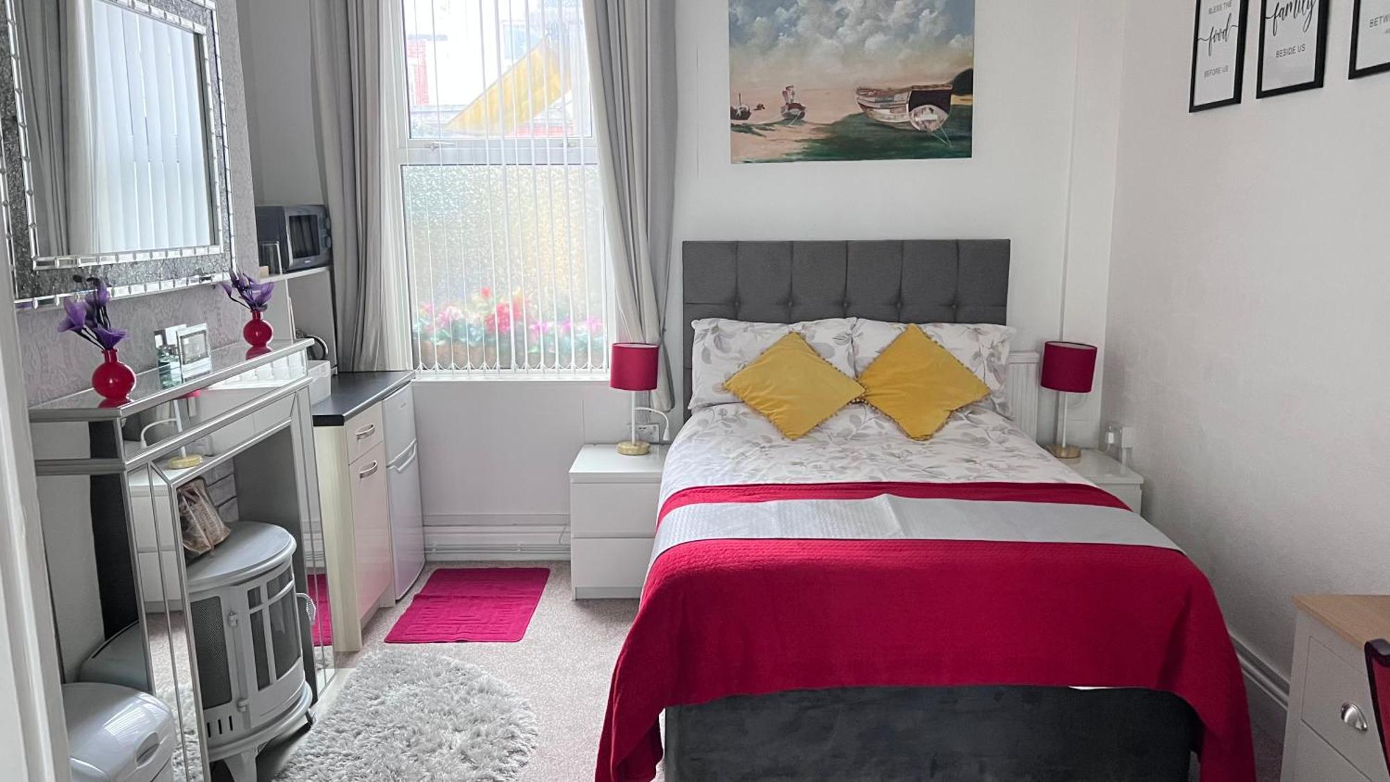 Victoria House - Self Catering Quiet Guesthouse - Adult Singles And Couples Only Blackpool Eksteriør bilde