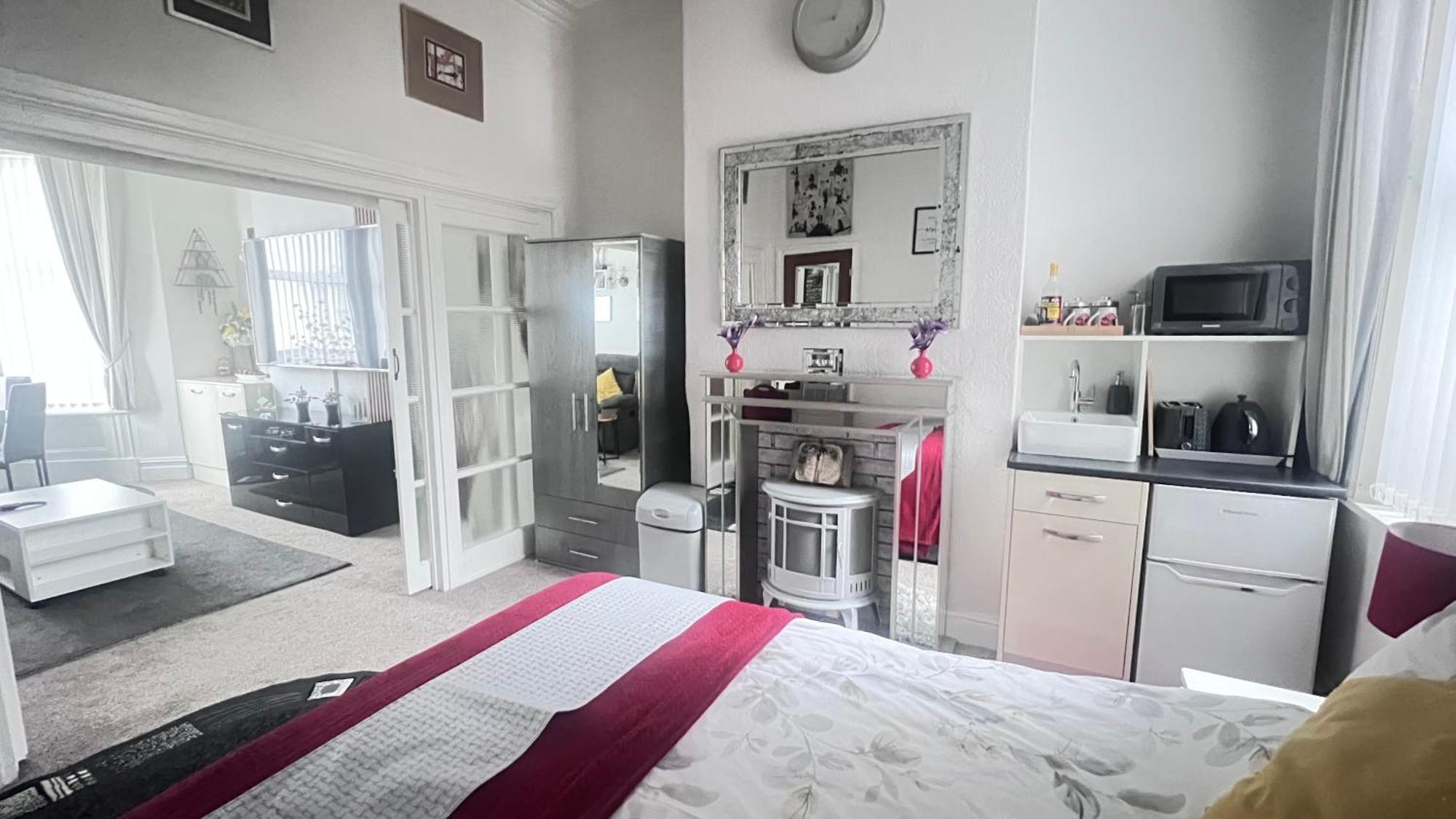 Victoria House - Self Catering Quiet Guesthouse - Adult Singles And Couples Only Blackpool Eksteriør bilde