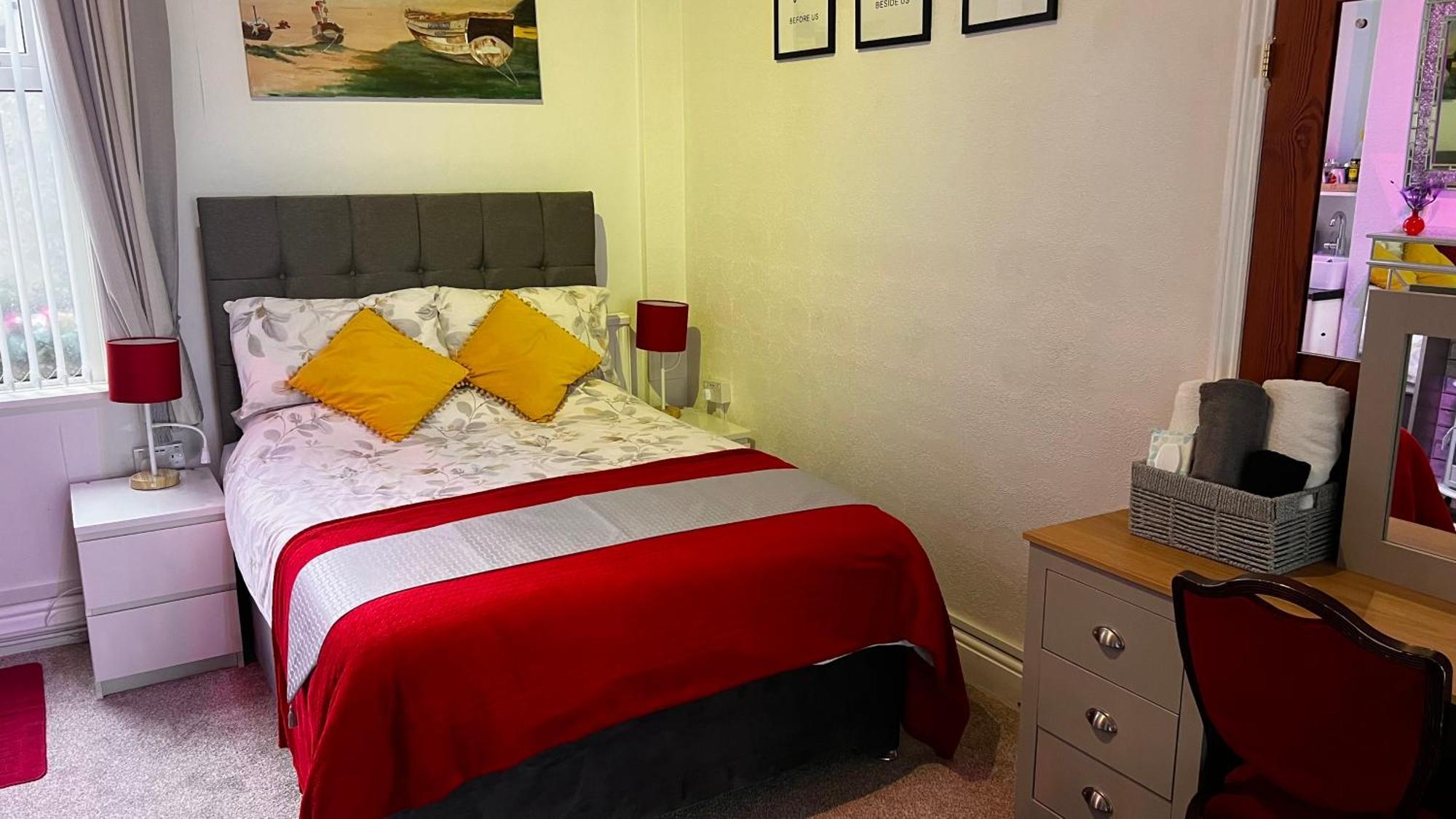 Victoria House - Self Catering Quiet Guesthouse - Adult Singles And Couples Only Blackpool Eksteriør bilde