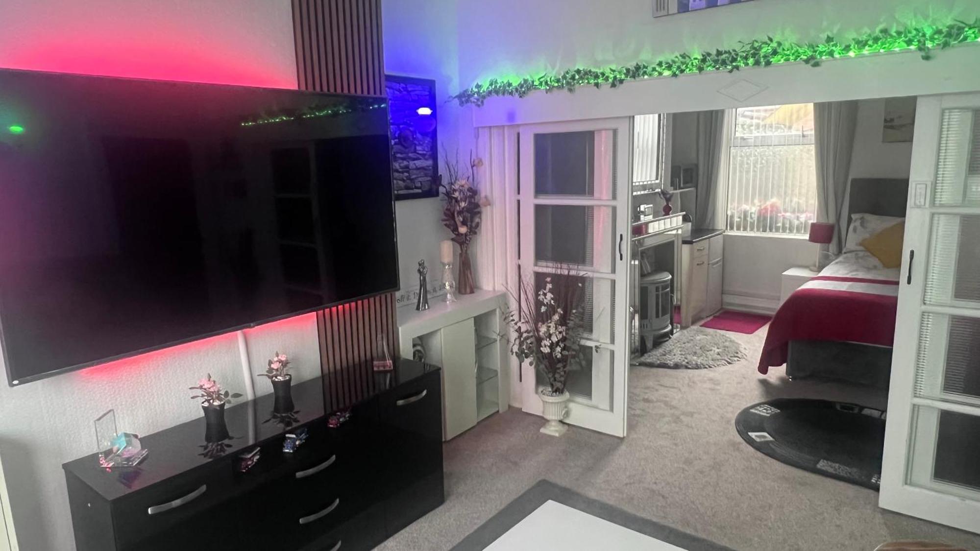 Victoria House - Self Catering Quiet Guesthouse - Adult Singles And Couples Only Blackpool Eksteriør bilde