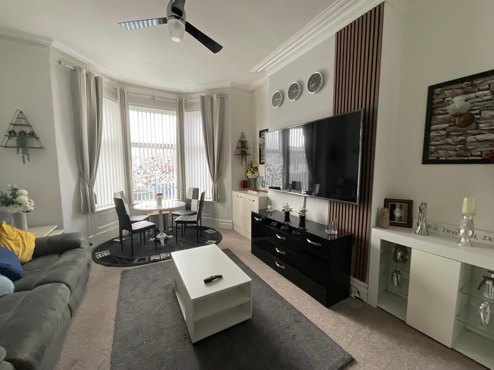 Victoria House - Self Catering Quiet Guesthouse - Adult Singles And Couples Only Blackpool Eksteriør bilde