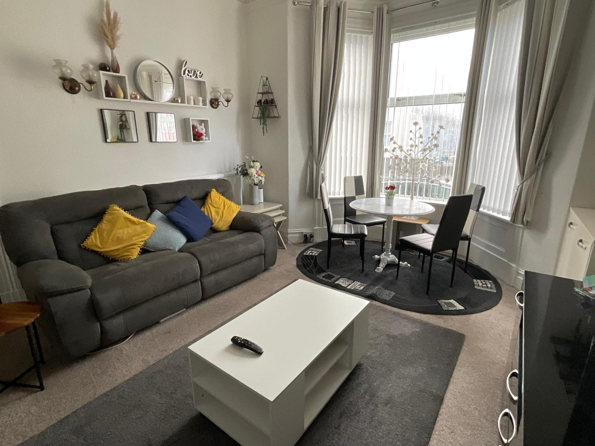 Victoria House - Self Catering Quiet Guesthouse - Adult Singles And Couples Only Blackpool Eksteriør bilde