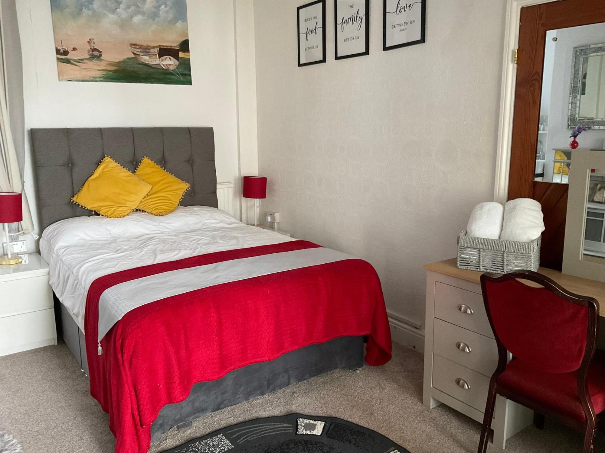 Victoria House - Self Catering Quiet Guesthouse - Adult Singles And Couples Only Blackpool Eksteriør bilde