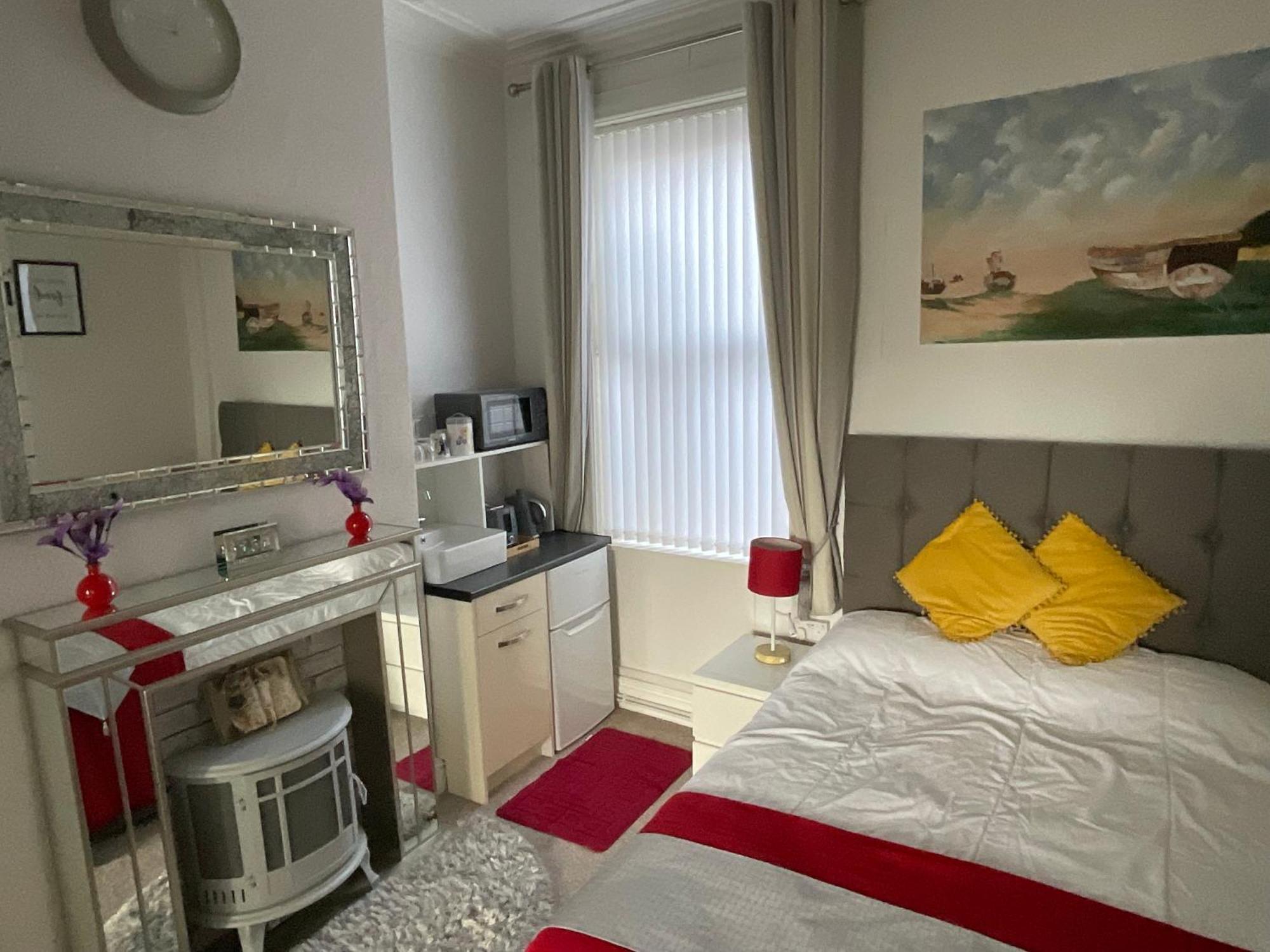 Victoria House - Self Catering Quiet Guesthouse - Adult Singles And Couples Only Blackpool Eksteriør bilde