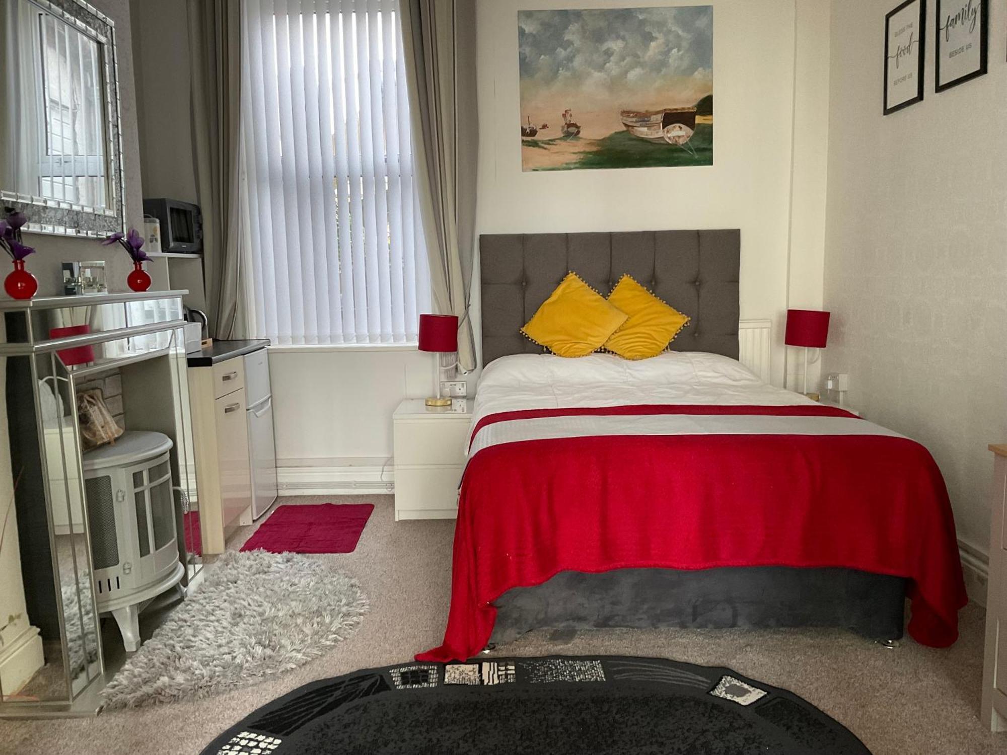 Victoria House - Self Catering Quiet Guesthouse - Adult Singles And Couples Only Blackpool Eksteriør bilde