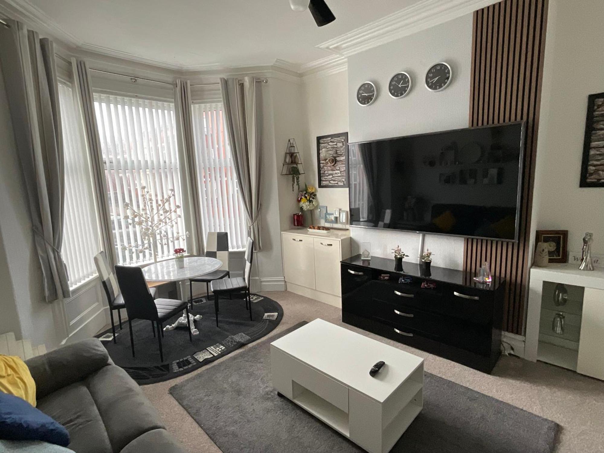 Victoria House - Self Catering Quiet Guesthouse - Adult Singles And Couples Only Blackpool Eksteriør bilde