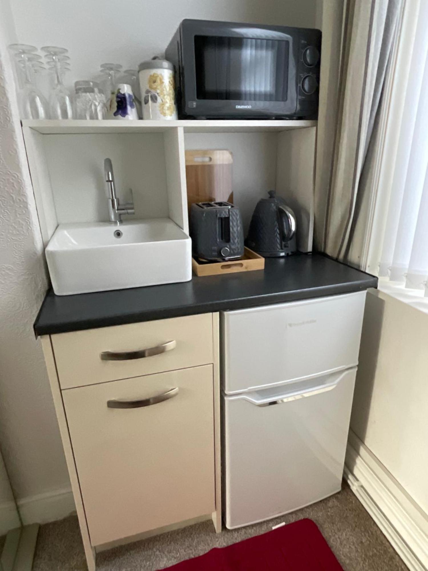 Victoria House - Self Catering Quiet Guesthouse - Adult Singles And Couples Only Blackpool Eksteriør bilde