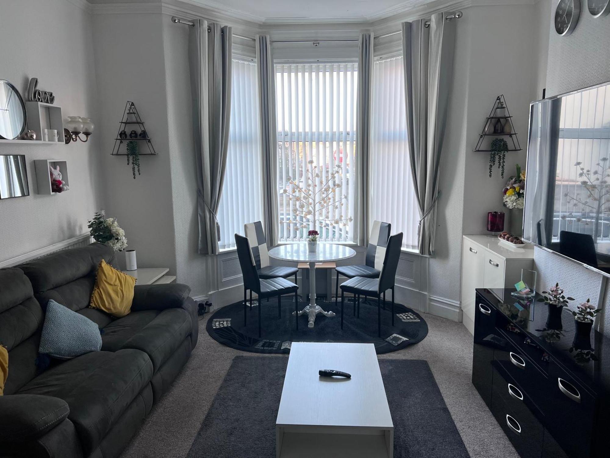 Victoria House - Self Catering Quiet Guesthouse - Adult Singles And Couples Only Blackpool Eksteriør bilde