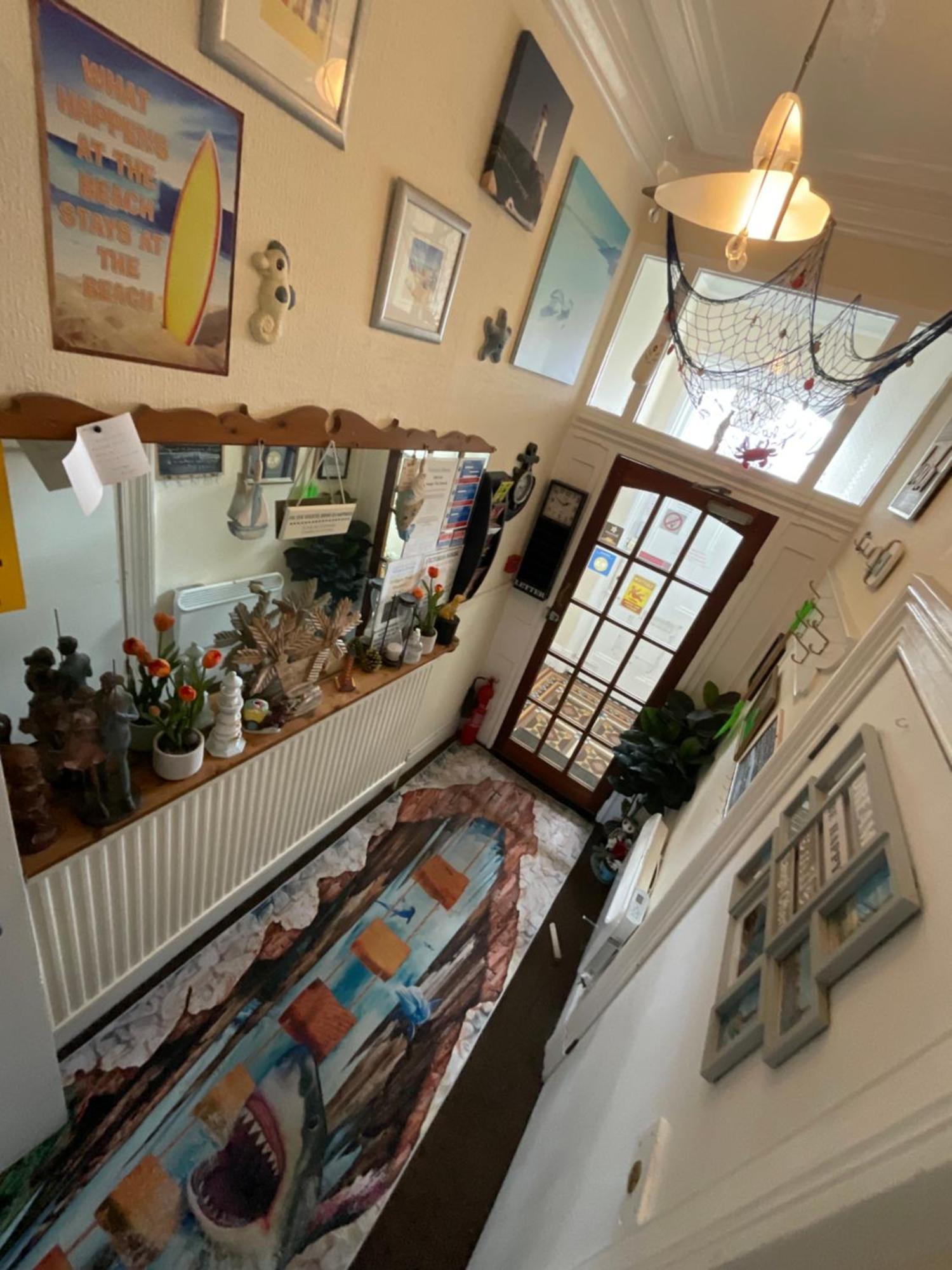 Victoria House - Self Catering Quiet Guesthouse - Adult Singles And Couples Only Blackpool Eksteriør bilde