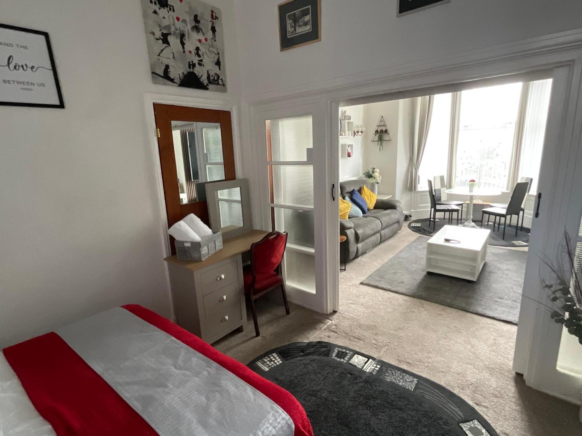 Victoria House - Self Catering Quiet Guesthouse - Adult Singles And Couples Only Blackpool Eksteriør bilde