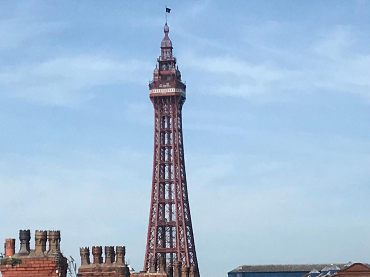 Victoria House - Self Catering Quiet Guesthouse - Adult Singles And Couples Only Blackpool Eksteriør bilde