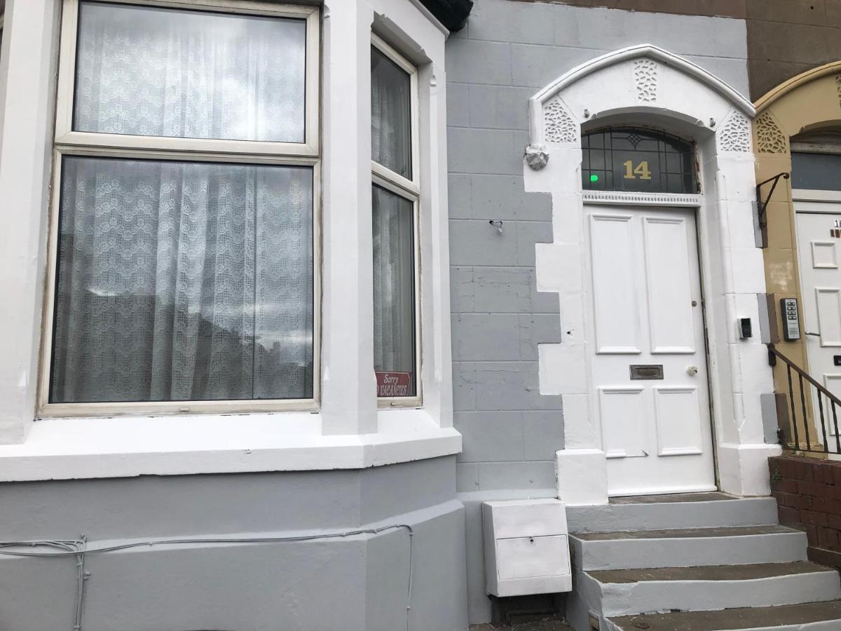 Victoria House - Self Catering Quiet Guesthouse - Adult Singles And Couples Only Blackpool Eksteriør bilde
